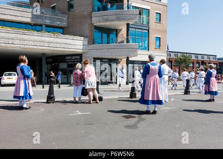 Morris Dancers auf Poole Quay, Folk auf dem Kai, Samstag, 30. Juni 2018, Poole, Dorset, Großbritannien Stockfoto