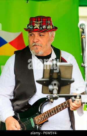 - Nahaufnahme, Taille, kaukasischer Mann, 40s, E-Gitarre spielen bei Open-air-Konzert. Fred Rok der Französischen folk rock Band Triskelles führt auf der Bühne. Stockfoto