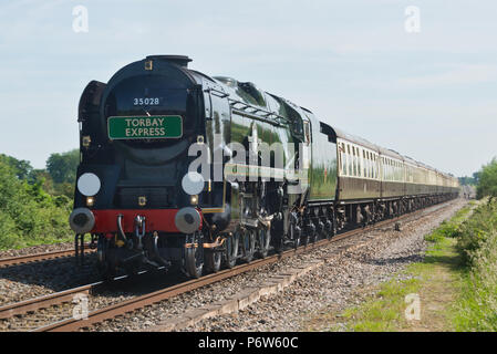 'Clan' einer südlichen Eisenbahn Handelsmarine Klasse 4-6-2 Dampflok zieht die "Torbay Express' an Cogload Kreuzung in der Nähe von Taunton in Somerset Stockfoto