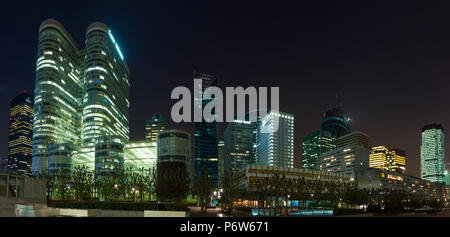 LA DEFENSE, Paris, Frankreich, 27. MÄRZ 2014: die Wolkenkratzer von La Défense Nacht Panorama - moderne Geschäfts- und Wohnviertel in der Nähe der Vororte von Pa Stockfoto