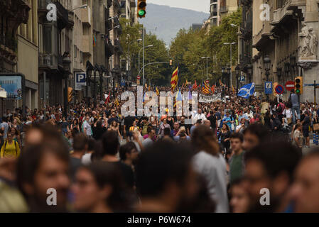 Oktober 3, 2017 - Barcelona, Spanien: Zehntausende von Katalanen auf die Straße wie ein Generalstreik griffe Barcelona. Die Demonstranten marschierten, die von dem spanischen nationalen Polizei Hauptquartier, in Madrid ihre "Besatzungstruppen" zwei Tage nachdem Sicherheitskräfte eingriffen eine katalanische Unabhängigkeit Volksabstimmung zu verhindern. Manifestation de Masse des Katalanen favorables a l'independance, deux jours Après le Referendum controverse sur l'independance de la Catalagne. *** Frankreich/KEINE VERKÄUFE IN DEN FRANZÖSISCHEN MEDIEN *** Stockfoto