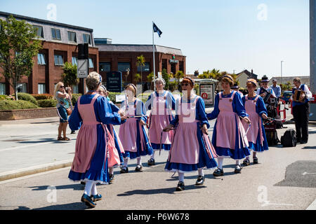 Tänzerinnen der Uferstraße Cloggies, Durchführung von Poole Quay für den Folk auf dem Kai Festival, 30. Juni 2018, Poole, Dorset, Großbritannien Stockfoto