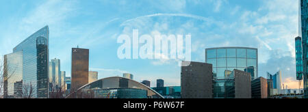 LA DEFENSE, Paris, Frankreich, 27. MÄRZ 2014: die Wolkenkratzer von La Défense Panorama - moderne Geschäfts- und Wohnviertel in der Nähe von Paris. Stockfoto