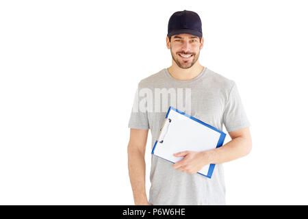 Portrait von gutaussehenden jungen Mann an vereinzelten weißen Hintergrund. Ein Lächeln auf den Lippen tragen Mann Baseballmütze und Holding Zwischenablage in seiner Hand. Stockfoto