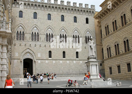 SIENA, ITALIEN - Juli 04, 2008: Palazzo Salimbeni, Banca Monte dei Paschi di Siena, die älteste Bank der Welt - Italien, Siena. Stockfoto