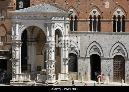 SIENA, ITALIEN - Juli 05, 2008: Piazza del Campo ist der Hauptplatz von Siena mit Blick auf den Palazzo Pubblico und dem Torre del Mangia. Stockfoto