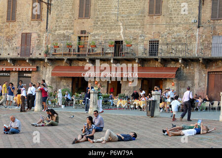 SIENA, ITALIEN - Juli 05, 2008: Piazza del Campo ist der Hauptplatz von Siena mit Blick auf den Palazzo Pubblico und dem Torre del Mangia. Stockfoto