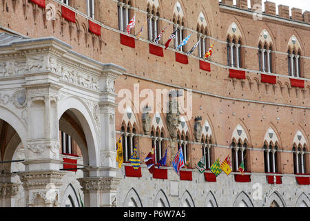 SIENA, Italien - 16. AUGUST 2008: Piazza del Campo ist der Hauptplatz von Siena mit Blick auf den Palazzo Pubblico und dem Torre del Mangia. Stockfoto