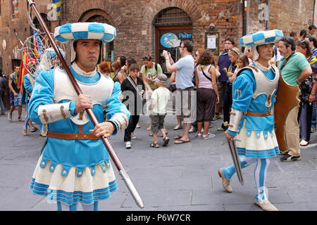 SIENA, Italien - 16. AUGUST 2008: Marching Band an den Palio di Siena, Siena (Siena), Provinz Siena, Toskana, Italien Stockfoto