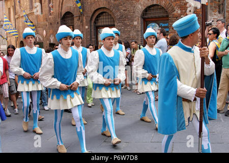 SIENA, Italien - 16. AUGUST 2008: Marching Band an den Palio di Siena, Siena (Siena), Provinz Siena, Toskana, Italien Stockfoto