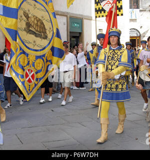SIENA, Italien - 16. AUGUST 2008: Marching Band an den Palio di Siena, Siena (Siena), Provinz Siena, Toskana, Italien Stockfoto