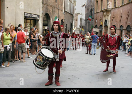 SIENA, Italien - 16. AUGUST 2008: Marching Band an den Palio di Siena, Siena (Siena), Provinz Siena, Toskana, Italien Stockfoto