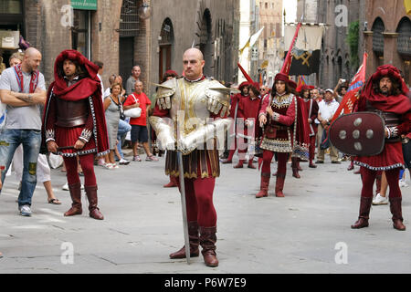 SIENA, Italien - 16. AUGUST 2008: Marching Band an den Palio di Siena, Siena (Siena), Provinz Siena, Toskana, Italien Stockfoto