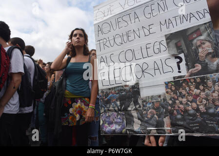 Oktober 2, 2017 - Barcelona, Spanien: Eine katalanische Student protester Spaziergänge durch ein Banner aus Zeitungsausschnitte und Fotos zeigen Spanische Polizei angreifenden Wähler in den katalanischen Wahllokale. Manifestation d'etudiants Katalanen en faveur de l'independance de la Paix. *** Frankreich/KEINE VERKÄUFE IN DEN FRANZÖSISCHEN MEDIEN *** Stockfoto