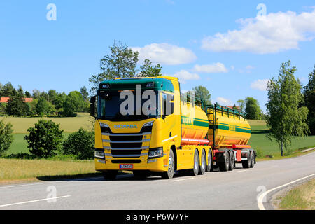 Bunte Next Generation Scania R580 V8-Tank-LKW von K Pekki Oy auf dem Weg über die finnische Landschaft im Sommer. Salo, Finnland - 1. Juli 2018. Stockfoto