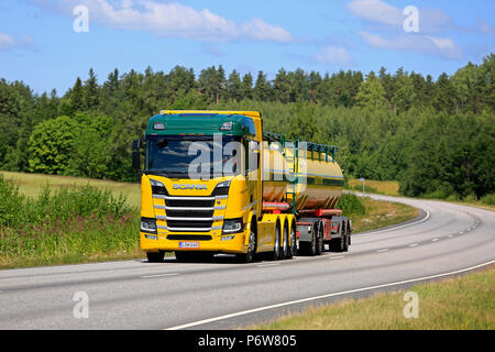 Bunte Next Generation Scania R580 V8-Tank-LKW von K Pekki Oy hols Last entlang der Autobahn an einem schönen Tag im Sommer. Salo, Finnland - 1. Juli 2018. Stockfoto