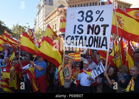 Oktober 29, 2017 - Barcelona, Spanien: Hunderttausende von Demonstranten zu katalanischen Unabhängigkeit gehen auf die Straße in Barcelona, gegen zwei Tage nach dem Katalanischen Parlament zugunsten einer einseitigen Erklärung der Unabhängigkeit gestimmt. Manifestation de Masse des Katalanen gegen eine la Secession, deux jours après la Erklärung unilaterale d'independance votee par le Parlement Katalanisch. *** Frankreich/KEINE VERKÄUFE IN DEN FRANZÖSISCHEN MEDIEN *** Stockfoto