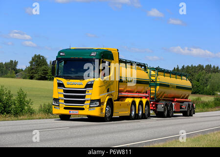 Bunte Next Generation Scania R580 V8-Tank-LKW von K Pekki Oy hols Last entlang der Autobahn an einem schönen Tag im Sommer. Salo, Finnland - 1. Juli 2018. Stockfoto