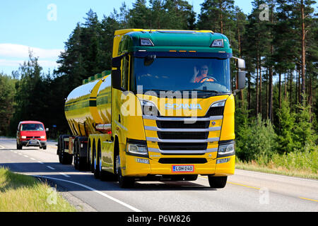 Bunte Next Generation Scania R580 V8-Tank-LKW von K Pekki Oy entlang der Landstraße im Sommer bewegt sich eine Ladung zu wählen. Salo, Finnland - 1. Juli 2018. Stockfoto