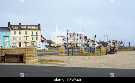 Die alten Häuser auf das Grün und die Klippe Seaton Carew Hartlepool Ansicht vom Meer Stockfoto