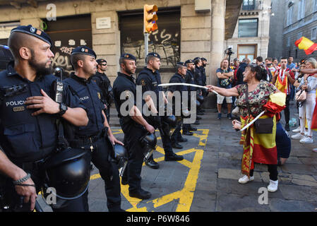 Oktober 29, 2017 - Barcelona, Spanien: Spanische Nationalisten, die sich im Protest gegen die Katalanische Unabhängigkeit nahm argumentieren und kurz Zusammentreffen mit Polizisten von den Mossos d'Esquadra, die katalanische Polizei. Sie beschuldigten die Mossos zur Unterstützung der katalanischen Unabhängigkeit bieten. Die Auseinandersetzungen in Jaume Platz, in der Nähe des Palau de la Generalitat, dem Sitz der Katalanischen Regierung. Affrontements entre nationalistes et espagnols mossos (policiers Catalans) en Marge d'une Manifestation pro-Vereinen. *** Frankreich/KEINE VERKÄUFE IN DEN FRANZÖSISCHEN MEDIEN *** Stockfoto