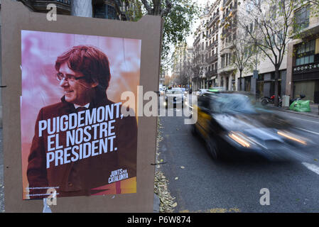 Dezember 19, 2017 - Barcelona, Spanien: Wahlen Plakate zeigen den Verbannten pro-Unabhängigkeit leader Carles Puigdemont in den Straßen von Barcelona, zwei Tage vor einem wichtigen regionalen Wahlen. Puigdemont Kataloniens ist ehemaliger Präsident, er das Land verlassen, als die spanischen Behörden beschlossen, ihn zu folgenden der Katalanischen einseitige Erklärung der Unabhängigkeit verhaften. Er ist jetzt eine Kampagne aus Belgien zugunsten seines pro-Unabhängigkeit" junts pro Catalunya' Koalition. Affiches electorales en faveur de l'ancien Präsident de la Paix desormais en Exil, Carles Puigdemont. *** Frankreich/KEINE VERKÄUFE Stockfoto