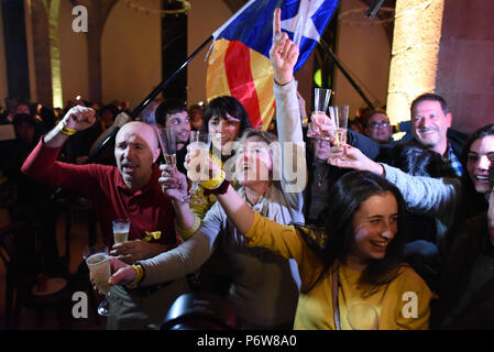 Dezember 21, 2017 - Barcelona, Spanien: Anhänger der Katalanischen Unabhängigkeitsbewegung feiern und hören, Carles Puigdemont's Sieg Rede von Video-Konferenz in Brüssel. Kataloniens separatistische Parteien gelungen, ihre parlamentarische Mehrheit zu trotz des Anstiegs der pro-Einheit Ciutadanos Partei halten. Des Katalanen favorables a l'independance fetent la Victoire de la Koalition independantiste lors des Wahlen gŽnŽrales Le 21 decembre. *** Frankreich/KEINE VERKÄUFE IN DEN FRANZÖSISCHEN MEDIEN *** Stockfoto