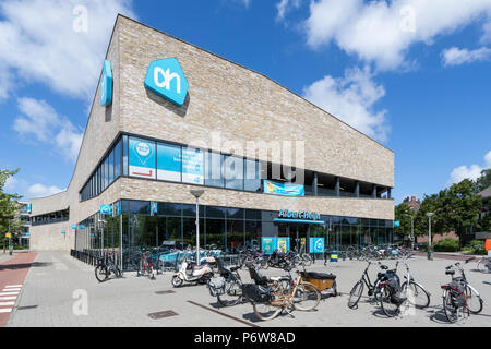 Albert Heijn Supermarkt in Delft, Niederlande. Albert Heijn ist der größte niederländische Supermarktkette und eine wichtige Marke von Ahold Delhaize. Stockfoto