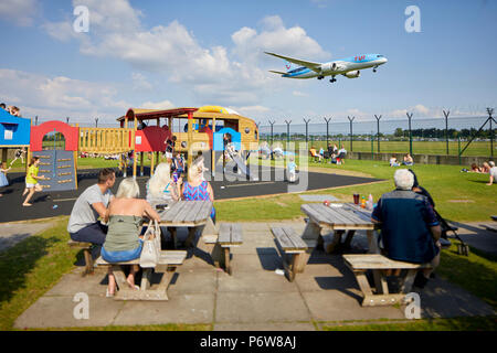 Flughafen Manchester pub Robinson Pub, Biergarten und Familie Kinderspielplatz Klettergerüst und die Landung von Flugzeugen Stockfoto