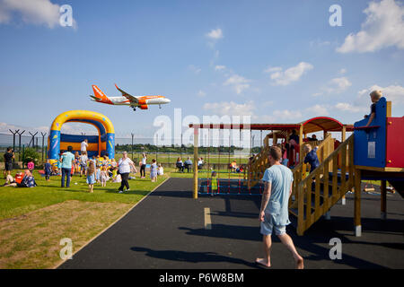 Flughafen Manchester pub Robinson Pub, Biergarten und Familie Kinderspielplatz Klettergerüst und die Landung von Flugzeugen Stockfoto