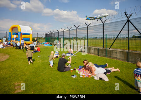 Flughafen Manchester pub Robinson Pub, Biergarten und Familie Kinderspielplatz Klettergerüst und die Landung von Flugzeugen Stockfoto