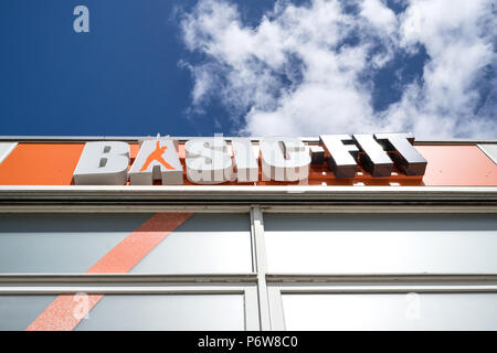 Basic-Fit Zeichen an Fitness Club Stockfoto