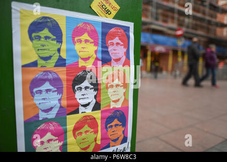 Dezember 19, 2017 - Barcelona, Spanien: Wahlen Plakate zeigen den Verbannten pro-Unabhängigkeit leader Carles Puigdemont in den Straßen von Barcelona, zwei Tage vor einem wichtigen regionalen Wahlen. Puigdemont Kataloniens ist ehemaliger Präsident, er das Land verlassen, als die spanischen Behörden beschlossen, ihn zu folgenden der Katalanischen einseitige Erklärung der Unabhängigkeit verhaften. Er ist jetzt eine Kampagne aus Belgien zugunsten seines pro-Unabhängigkeit" junts pro Catalunya' Koalition.. Affiches electorales en faveur de l'ancien Präsident de la Paix desormais en Exil, Carles Puigdemont. *** Frankreich/KEINE VERKÄUFE Stockfoto