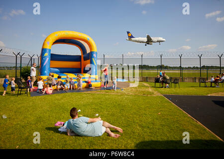 Flughafen Manchester pub Robinson Pub, Biergarten und Familie Kinderspielplatz Klettergerüst und die Landung von Flugzeugen Stockfoto