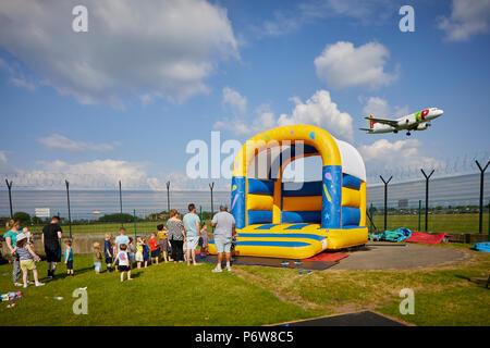 Flughafen Manchester pub Robinson Pub, Biergarten und Familie Kinderspielplatz Klettergerüst und die Landung von Flugzeugen Stockfoto