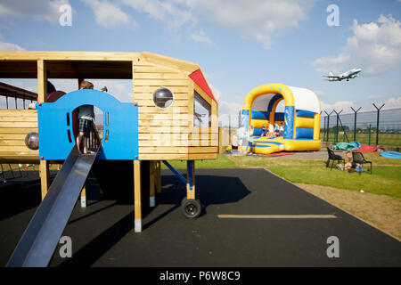 Flughafen Manchester pub Robinson Pub, Biergarten und Familie Kinderspielplatz Klettergerüst und die Landung von Flugzeugen Stockfoto