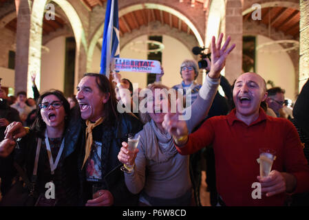 Dezember 21, 2017 - Barcelona, Spanien: Anhänger der Katalanischen Unabhängigkeitsbewegung feiern den Sieg des separatistischen Parteien bei den Landtagswahlen im Maritime Museum in Barcelona. Des Katalanen favorables a l'independance fetent la Victoire de la Koalition independantiste lors des Wahlen gŽnŽrales Le 21 decembre. *** Frankreich/KEINE VERKÄUFE IN DEN FRANZÖSISCHEN MEDIEN *** Stockfoto