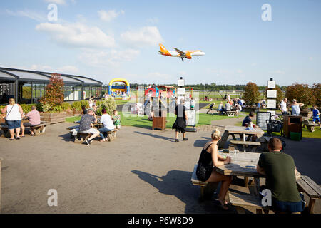 Flughafen Manchester pub Robinson Pub, Biergarten und Familie Kinderspielplatz Klettergerüst und die Landung von Flugzeugen Stockfoto