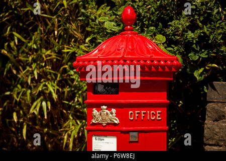 Frisch Red Victorian Briefkasten auf der Bridge Street gemalt, Ramsbottom Dorf, Lancashire. Stockfoto