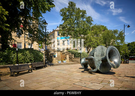 Gekippt Vase bronze Kunstwerk von Edward Allington Teil der Sehenswürdigkeiten Irwell Skulpturenweg Bridge Street, Bolton Steer Junction, Ramsbottom Dorf, Stockfoto