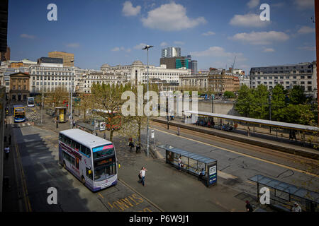 Piccadilly Gardens Busbahnhof im Stadtzentrum von Manchester Metrolink Tram Bus und Datenaustausch Stockfoto