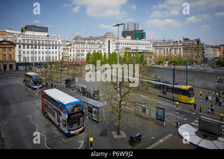 Piccadilly Gardens Busbahnhof im Stadtzentrum von Manchester Metrolink Tram Bus und Datenaustausch Stockfoto