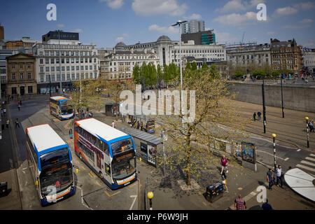 Piccadilly Gardens Busbahnhof im Stadtzentrum von Manchester Metrolink Tram Bus und Datenaustausch Stockfoto