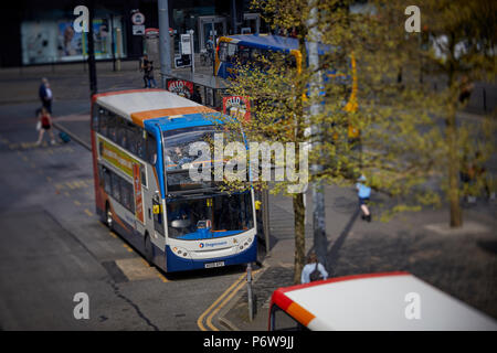 Piccadilly Gardens Busbahnhof im Stadtzentrum von Manchester Metrolink Tram Bus und Datenaustausch Stockfoto