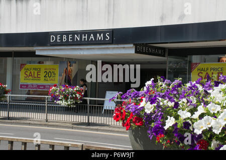 Außenseite des großen Debenhams Department Store in Guildford, Surrey, Großbritannien Stockfoto