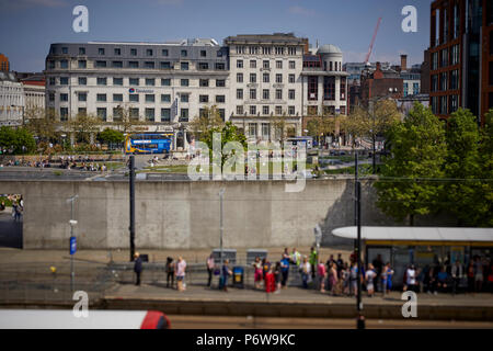 Piccadilly Gardens Busbahnhof im Stadtzentrum von Manchester Metrolink Tram Bus und Datenaustausch Stockfoto