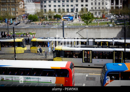 Piccadilly Gardens Busbahnhof im Stadtzentrum von Manchester Metrolink Tram Bus und Datenaustausch Stockfoto