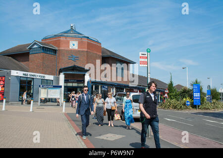 Menschen in Guildford am Bahnhof ankommen, Surrey, Großbritannien, an einem sonnigen Sommertag Stockfoto