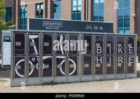 Self-service-Brompton Fahrradverleih am Bahnhof in Guildford, Surrey, Großbritannien Stockfoto