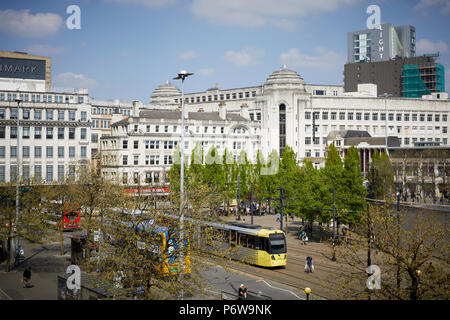 Piccadilly Gardens Busbahnhof im Stadtzentrum von Manchester Metrolink Tram Bus und Datenaustausch Stockfoto